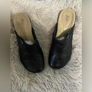Women’s black bass clogs size 9
